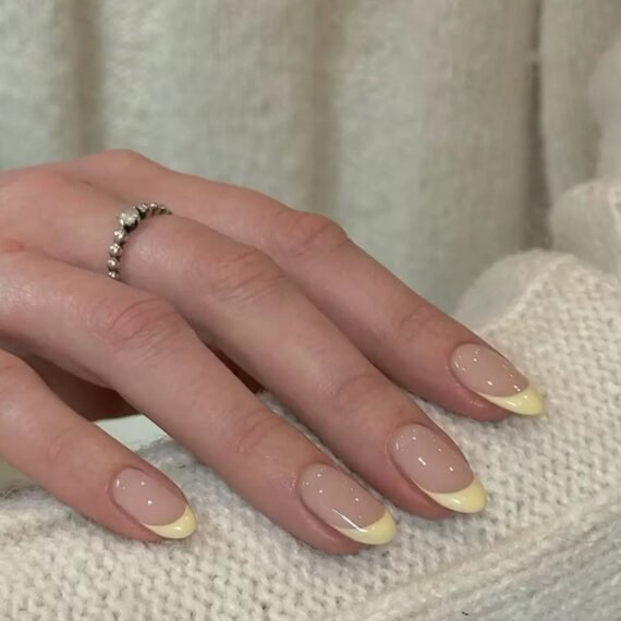Press On False Nails,24pcs, Elegant Short Almond-Shaped Yellow French Fake Nails For a Minimalist Chic Look, Stylish Nail Tips Forfall And Summer, Acrylic Nails With Glue Kit.