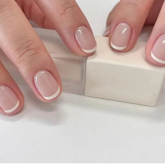 24Pcs Press on False Nails,Simple Nude Nail French Tip Stickers,,Fake Acrylic Nails With Glue Kit.